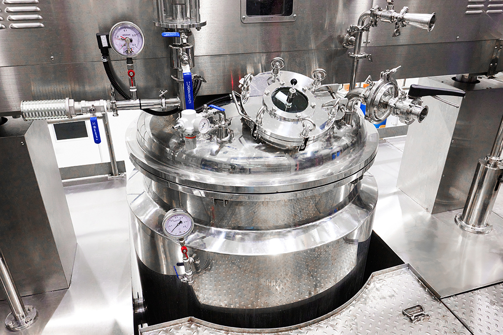 Vacuum emulsifier